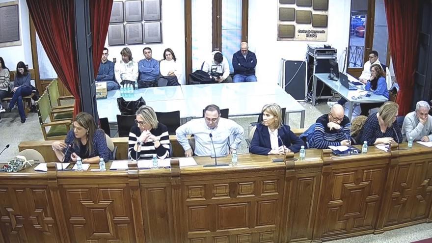 Flores y un minuto de silencio recuerdan en el Pleno de Benavente a Luciano Huerga