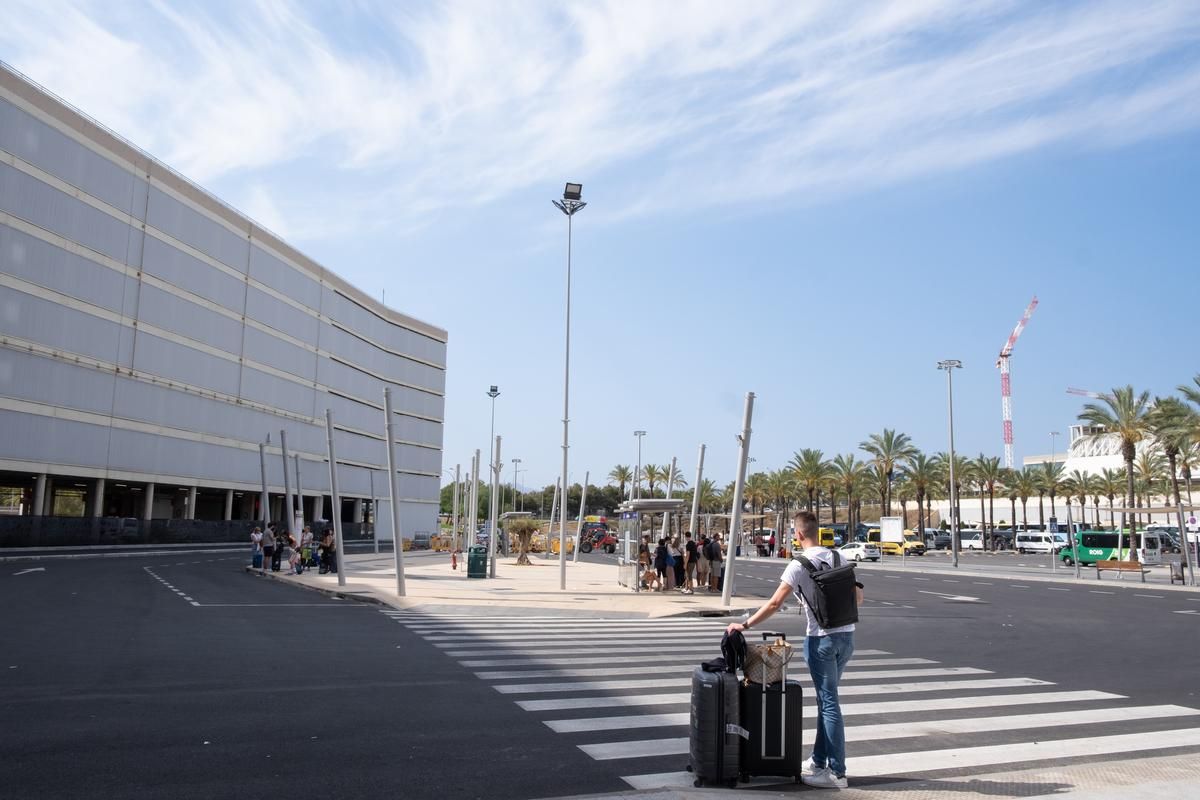 Un pasajero se dirige a la estación de autobuses, donde falta instalar una gran pérgola y rematar las obras de urbanización