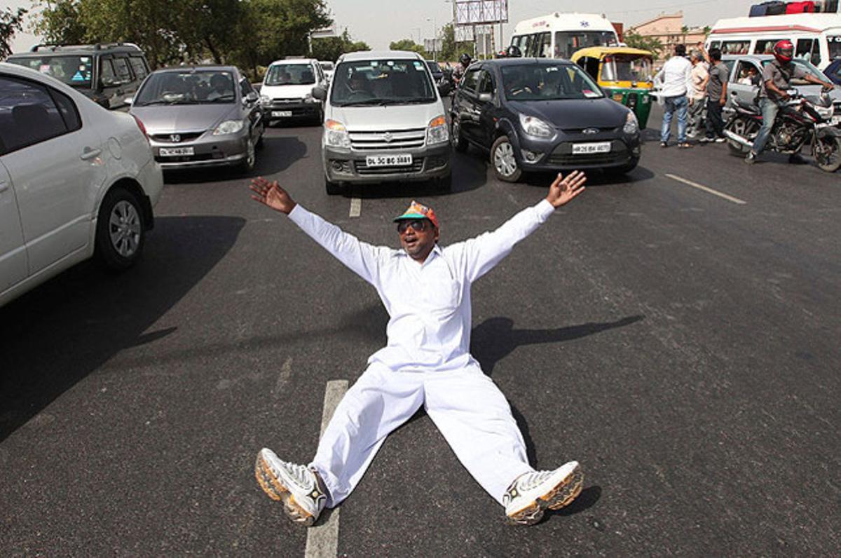 Un activista del partit Bharatiya Janata protesta als carrers de Nova Delhi per la pujada del petroli.