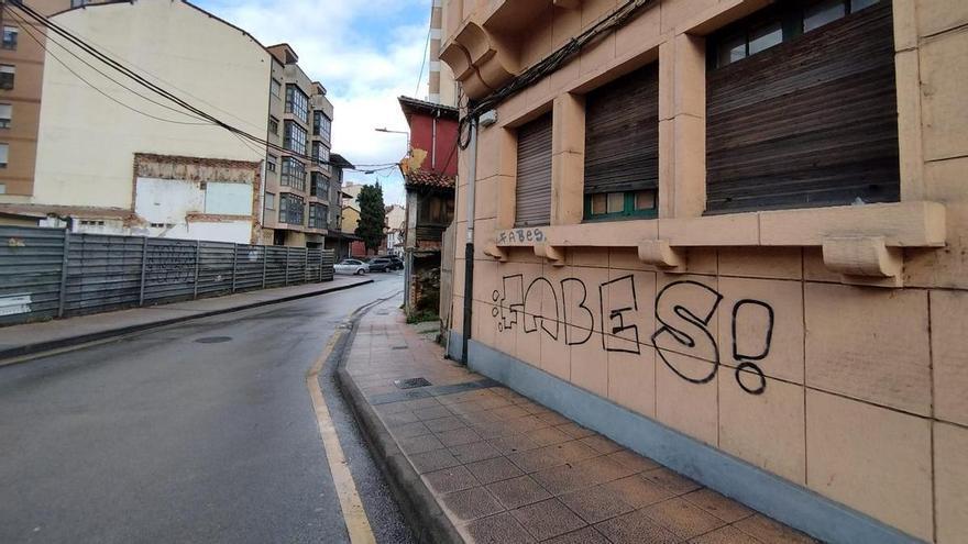 Langreo se pone guapo: el Ayuntamiento destina una partida de 403.000 euros al plan de fachadas