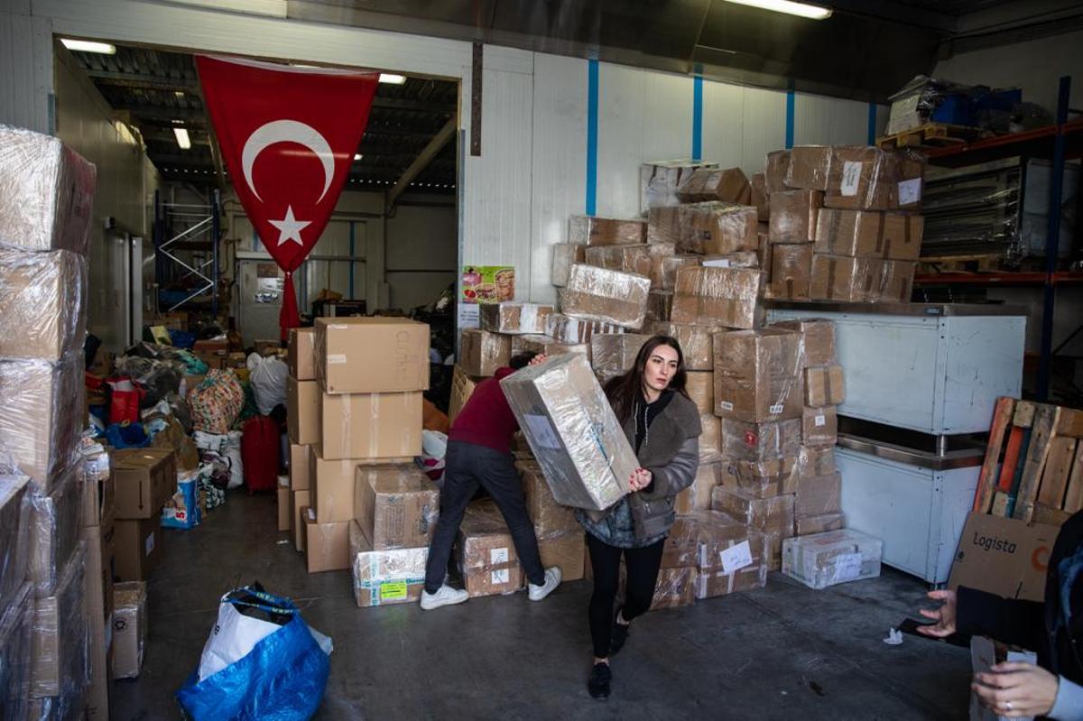 Voluntarios recogen material de primera necesidad para enviar en un avión de Turkish Airlines y ayudar a los afectados por el terremoto en Turquía, el 10 de febrero.