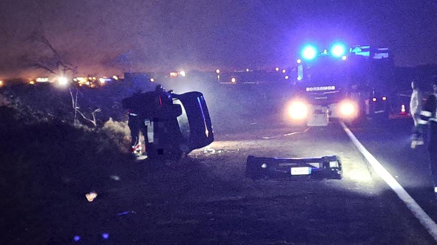 Heridos en Lanzarote tras volcar con su coche y quedar atrapado en el interior