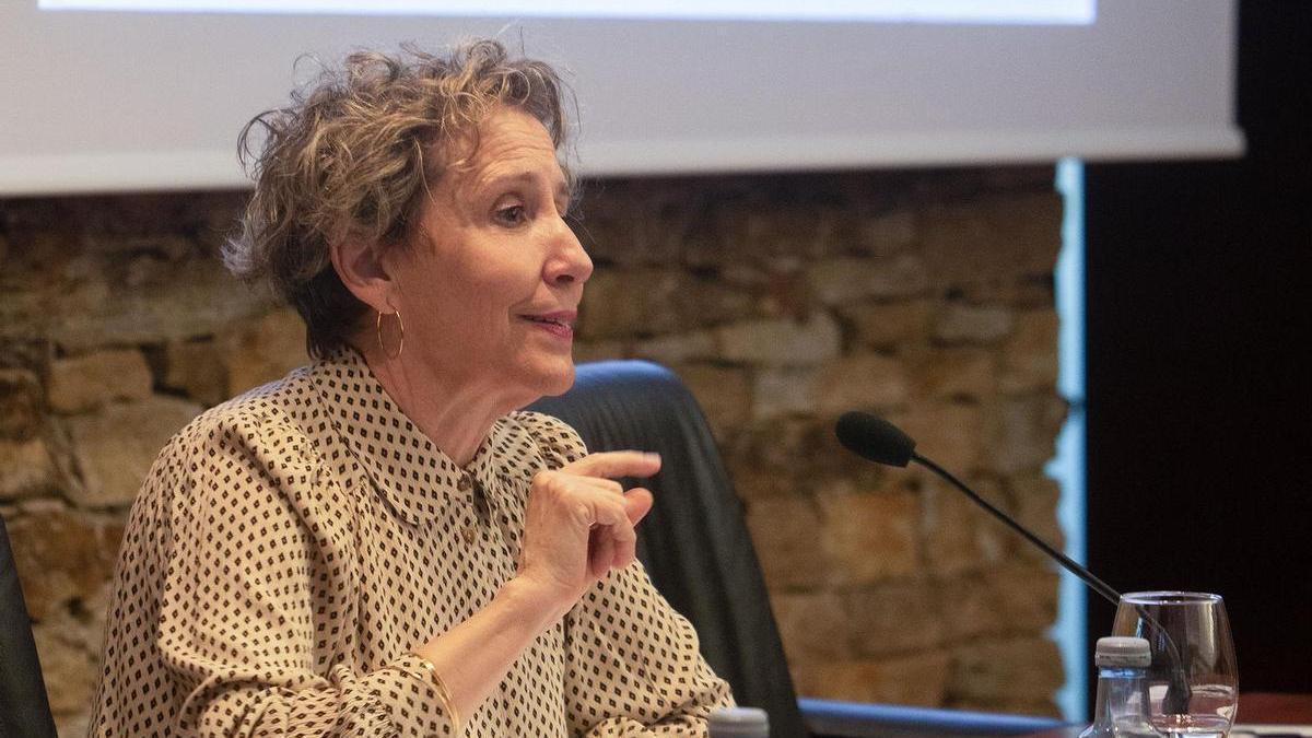 Aina Calvo, interviene en las jornadas formativas sobre violencia económica contra las mujeres.