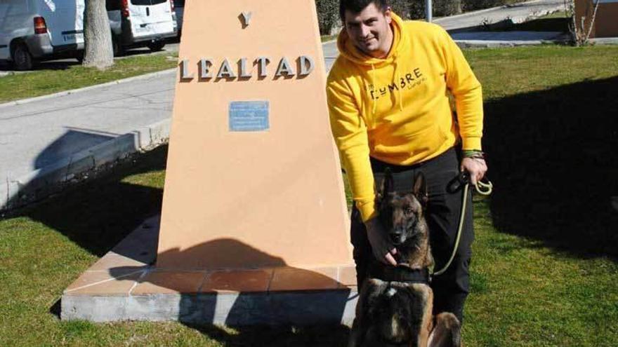 Omar Menéndez, con &quot;Kuns&quot;, en las instalaciones de El Pardo, donde residía hasta ahora.