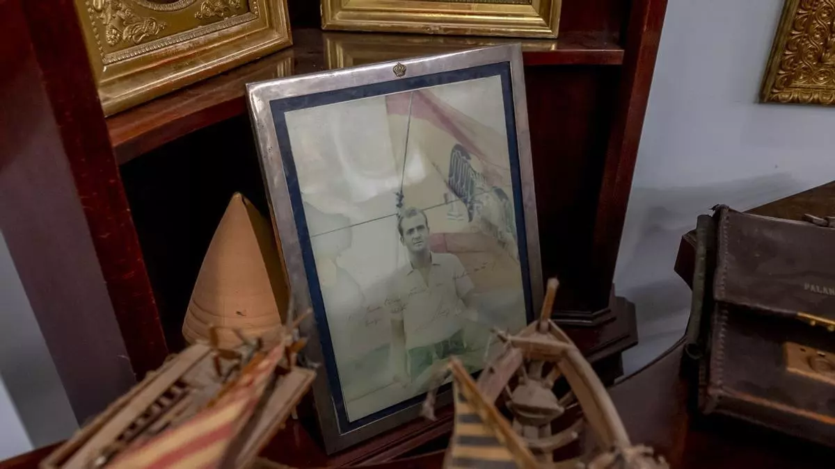 La puja de los bienes del pazo de Meirás supera el medio millón: Un  joyero de "Carmencita" se vende por 14.000 euros