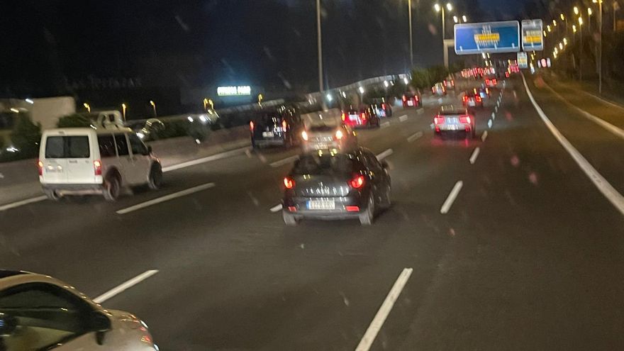Un coche averiado en el carril central de la GC-1 crea grandes retenciones