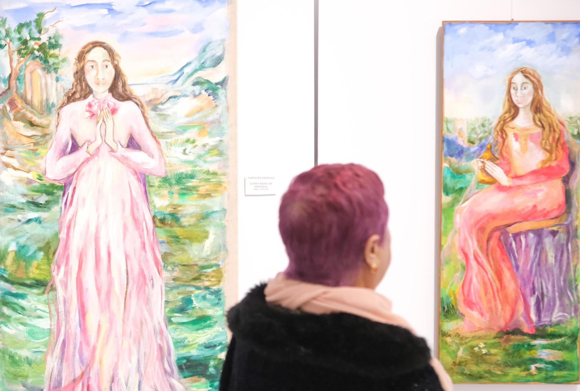 El realismo de Nati Pamies y el estilo onírico de Carolina Andrada, en la exposición "Mujer en el Arte" en Crevillent