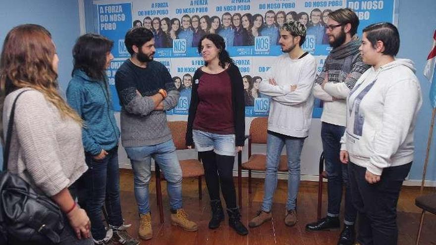 Noa Presas, en el centro, en el encuentro con jóvenes. // I.Osorio