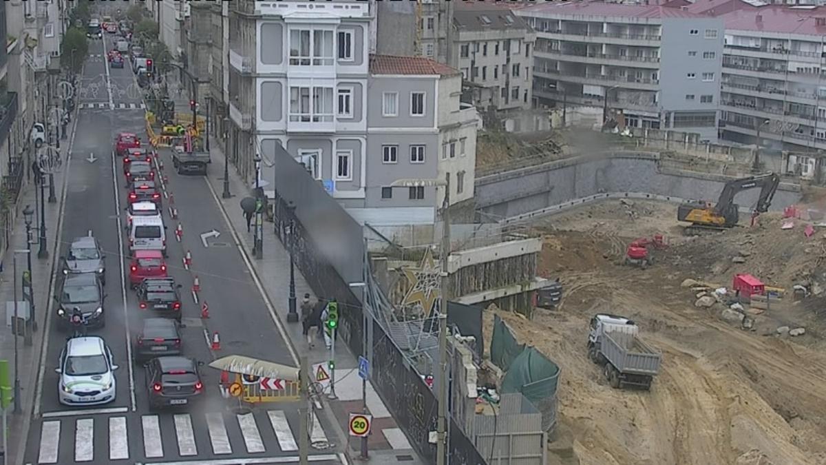 Atasco en la calle Pi y Margall por el cierre de la calle Llorente de Vigo.