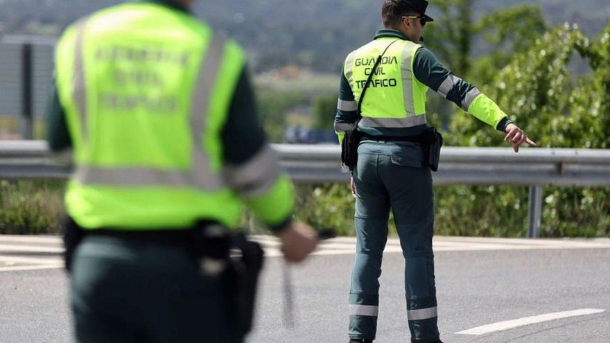 Agentes de la Guardia Civil, en plena inspección. | FdV
