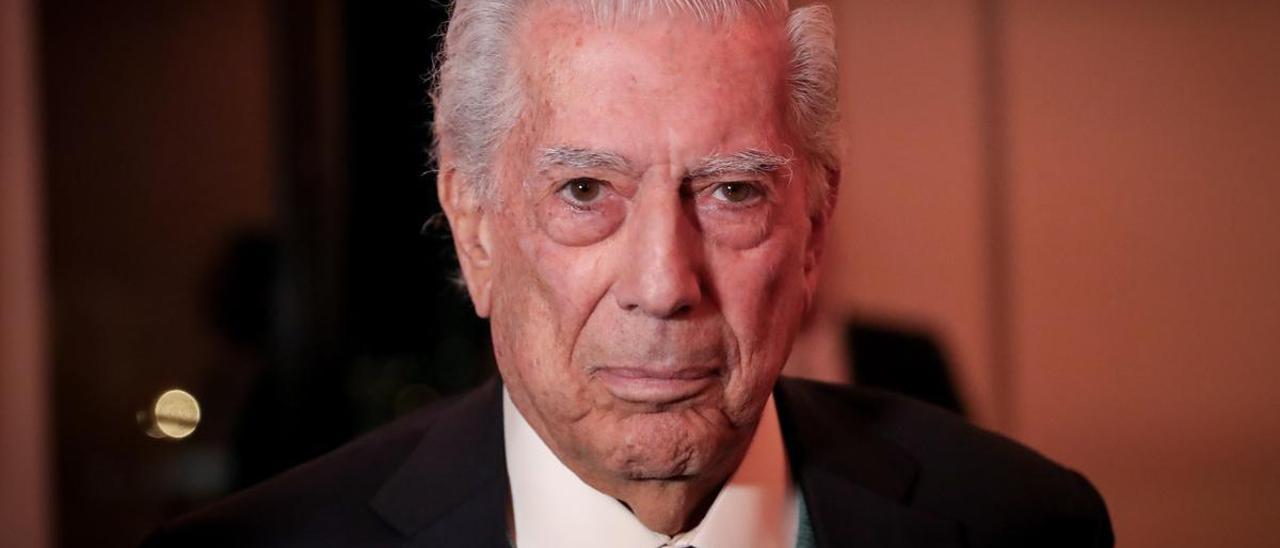 Foto de archivo (11/05/2022) del escritor peruano Mario Vargas Llosa llega a una conferencia de prensa en Montevideo.