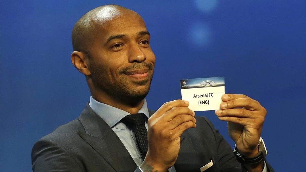 Thierry Henry, con la papeleta de 'su' Arsenal, en el sorteo de la Champions del jueves.