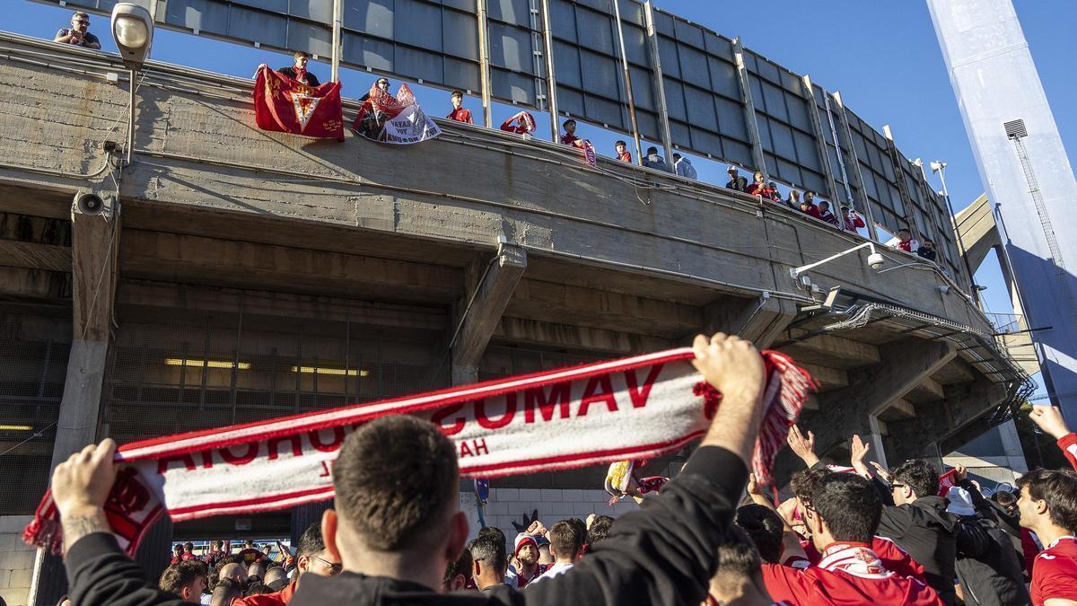 Los aficionados del Real Murcia llegan al Rico Pérez en su último partido contra el Hércules en Alicante.
