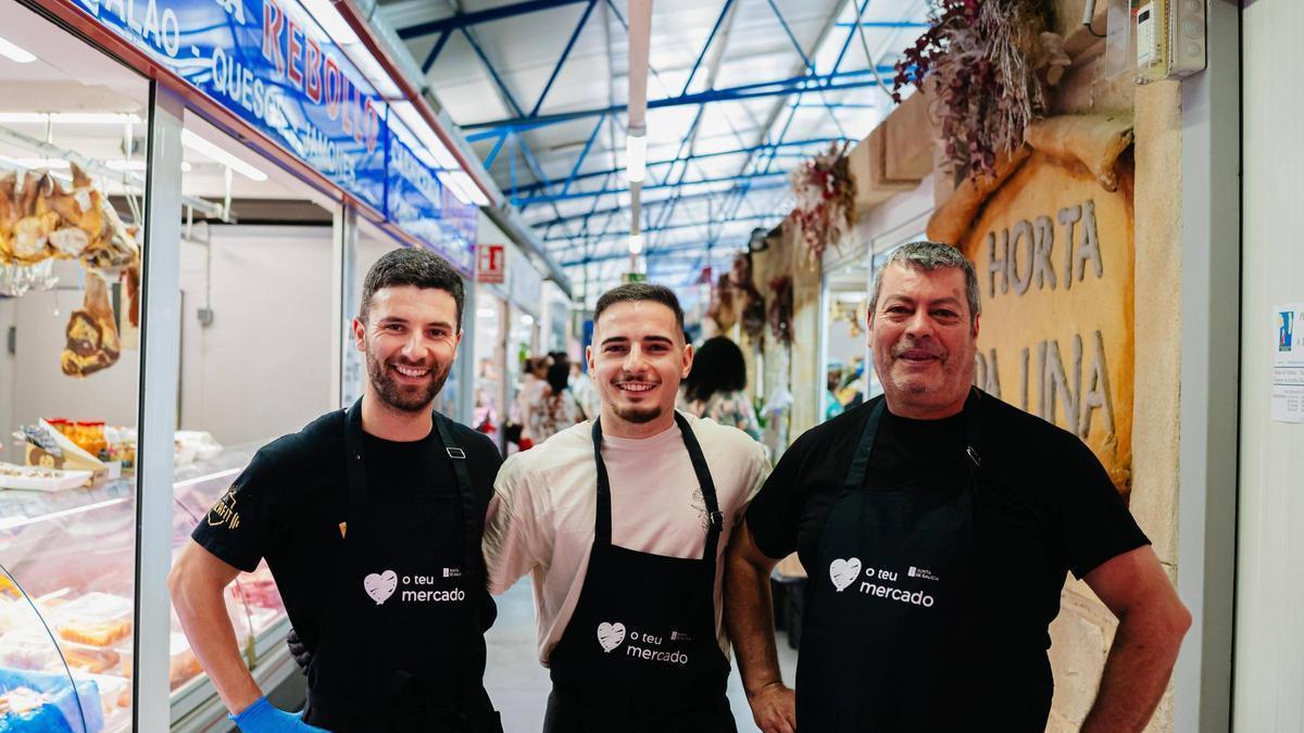 Alberto, al frente de la nueva pescadería, flanqueado por Pedro y Sergio de la carnicería Manxar