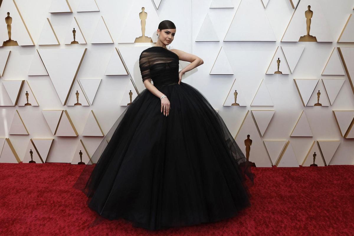 Sofia Carson, en la alfombra roja de los Oscars 2022.