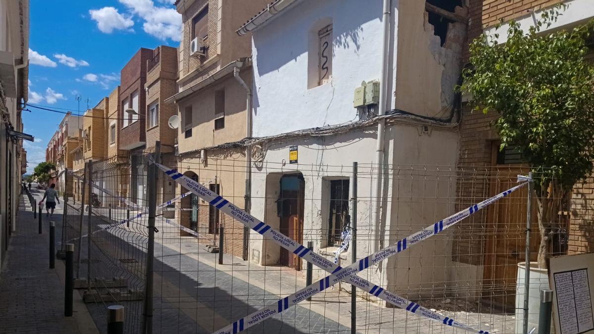 El vallado y el precinto en la fachada de a casa de Loli en la calle Sant Antoni.