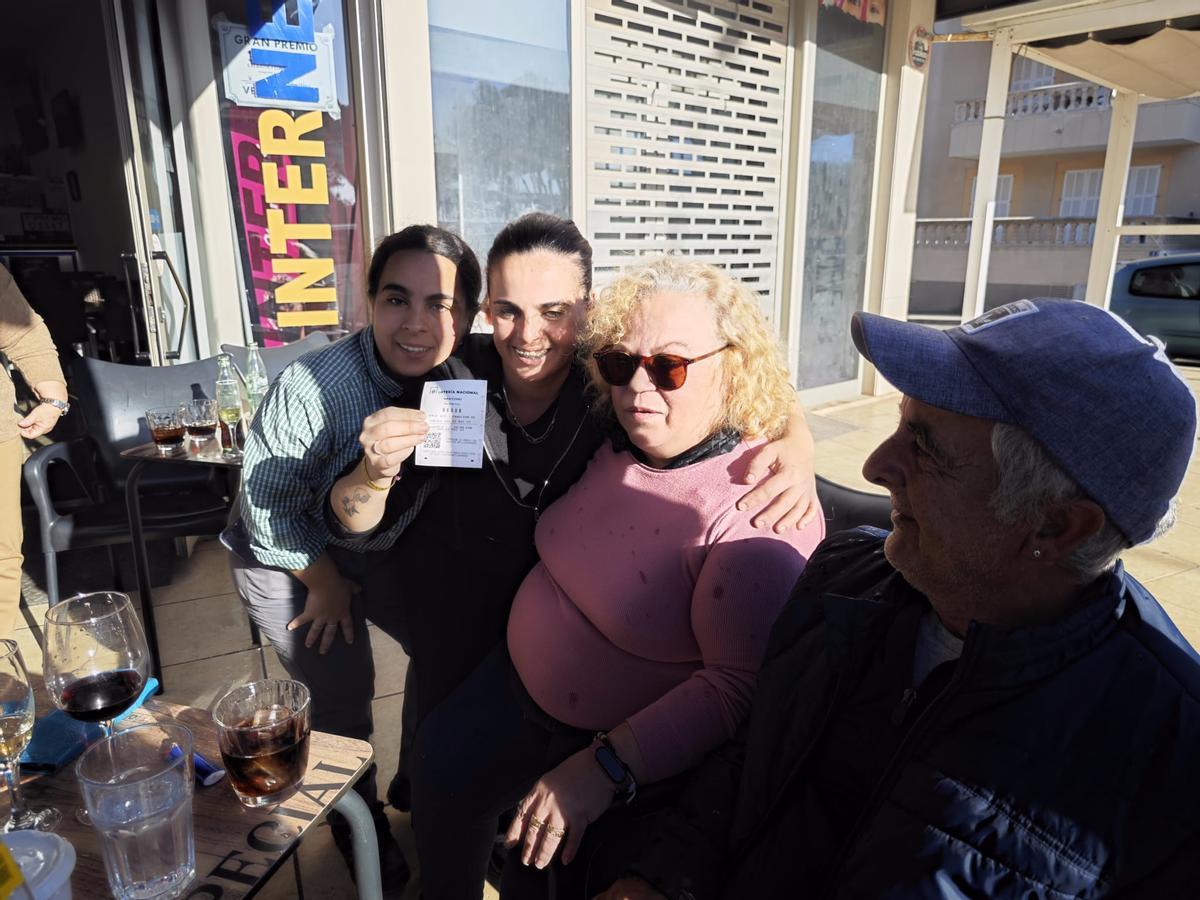 Así han celebrado en Can Picafort el Gordo de la Lotería de Naviad Así han celebrado en Can Picafort el Gordo de la Lotería de Naviad