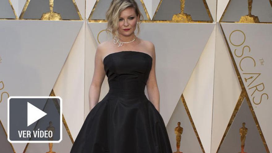 Kristen Dunst posa en la alfombra roja de los Oscars