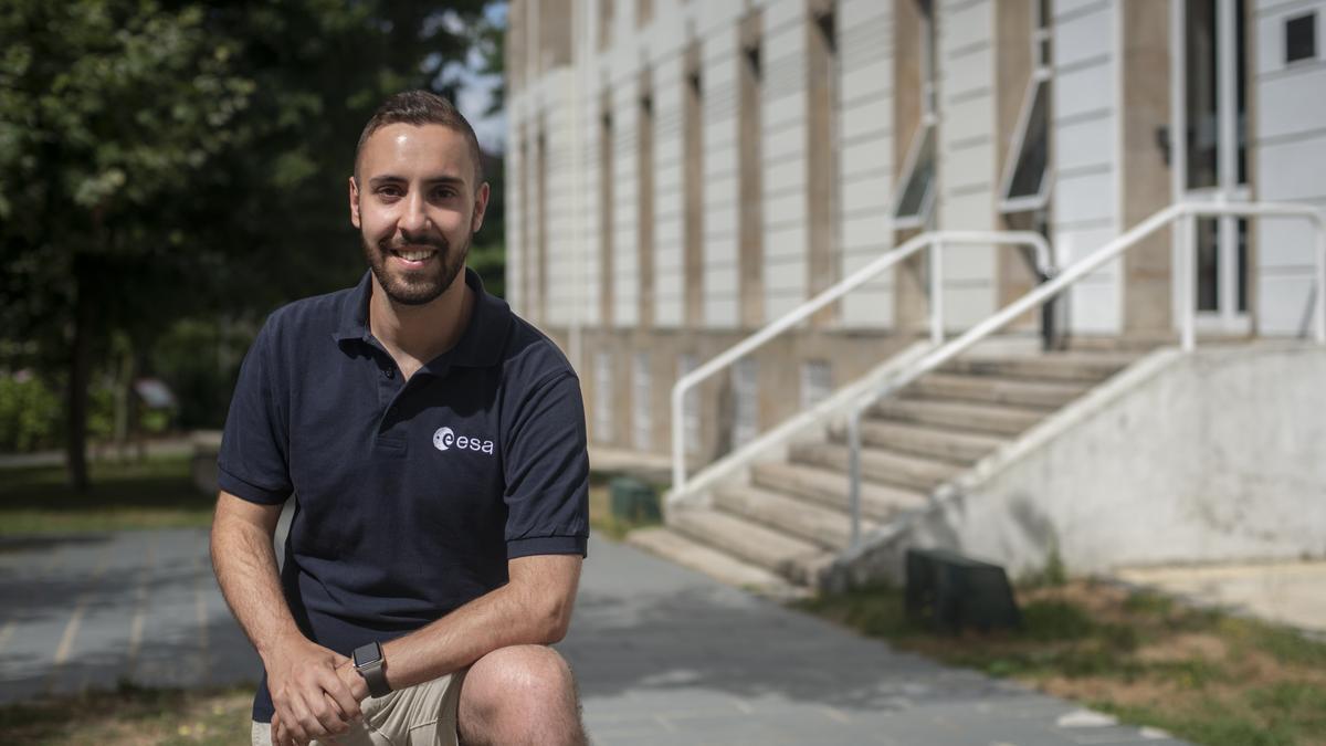 Marco Casanova, con una camiseta de la ESA frente a la escuela en la que estudió Ingeniería Aeroespacial en Ourense.