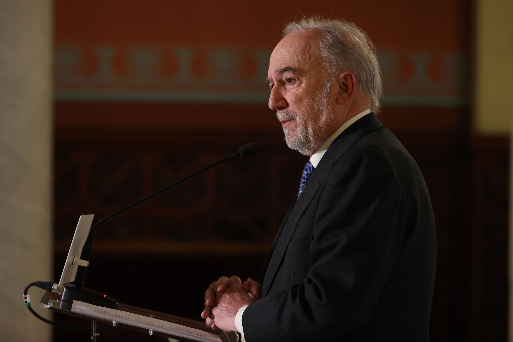 El director de la Real Academia Española (RAE), Santiago Muñoz Machado, en la rueda de prensa posterior al pleno de la institución en la que se discutía sobre la tilde de 'sólo'.