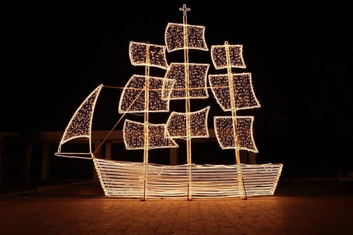 Barcos iluminados en Grecia: una tradición más antigua que el árbol.