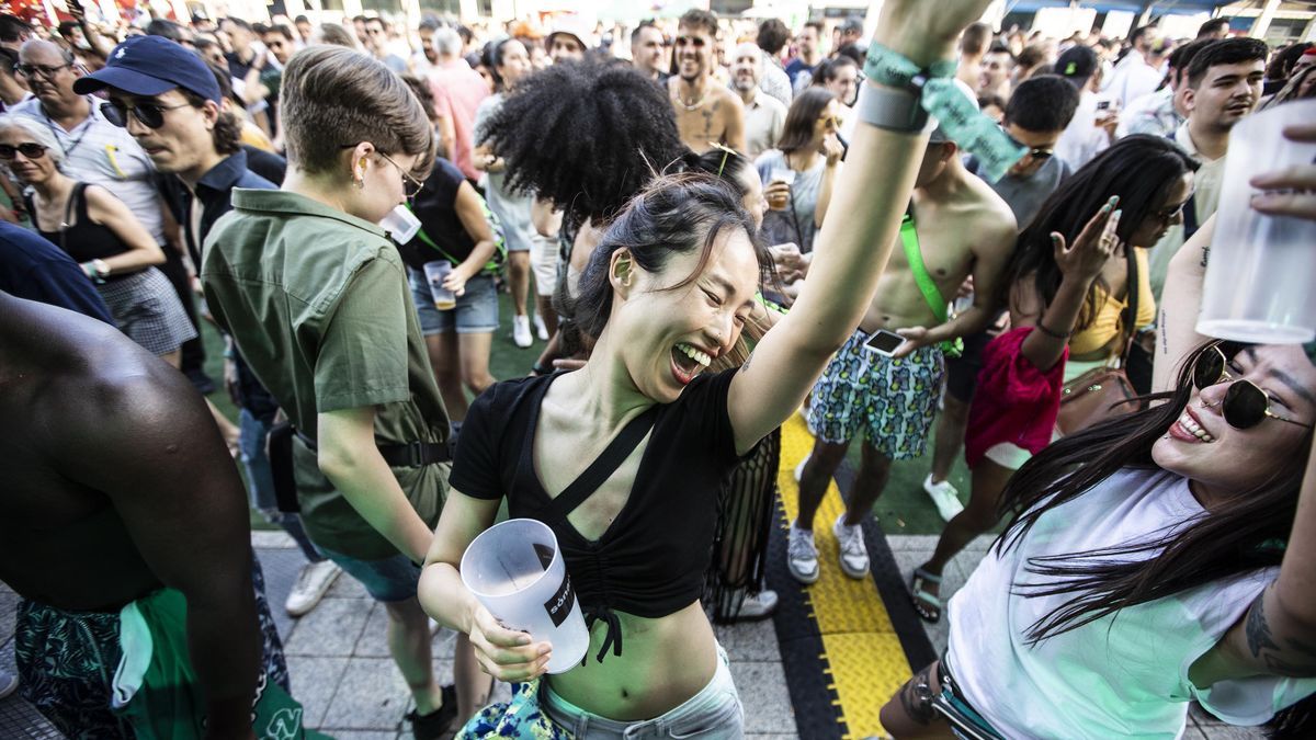 Ambiente animado en el Sónar Village de la Fira.