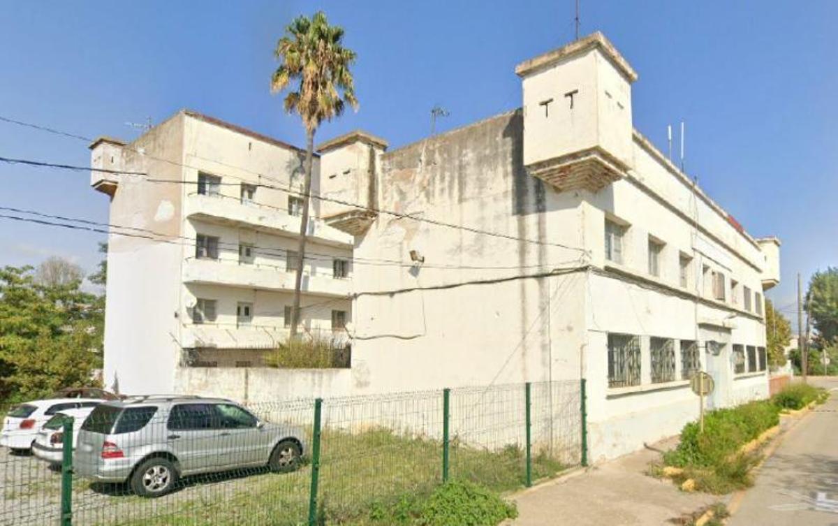 La façana de l'antiga caserna de la Guàrdia Civil de Blanes.