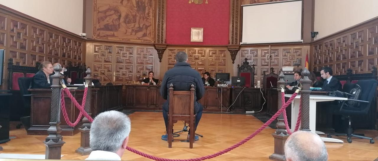 Uno de los guardias civiles que investigó el caso de la sal testifica en el juico en la Audiencia.