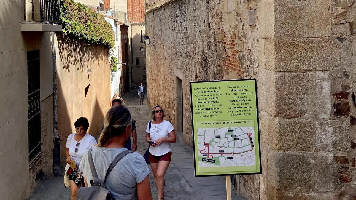 Turistas recorren el casco histórico de Cáceres, Ciudad Patrimonio de la Humanidad.