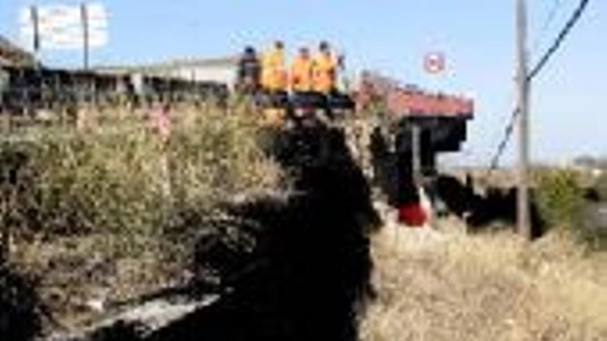 El corrimiento de tierras obliga a cortar la carretera Quinto-Gelsa