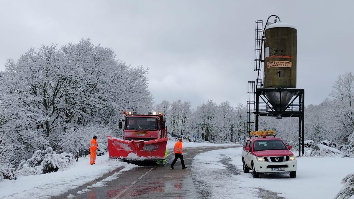 Quitanieves limpiando una de las carreteras cubiertas de nieve en Sanabria.