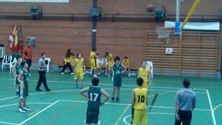 Un jugador del Psicotécnico Centro Duero lanza un tiro libre.