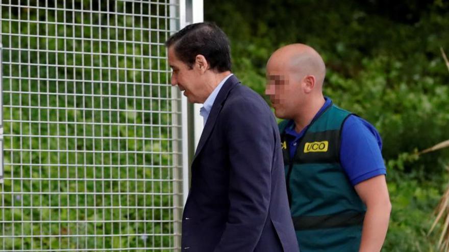 Zaplana a su llegada ayer a la Comandancia de la Guardia Civil.