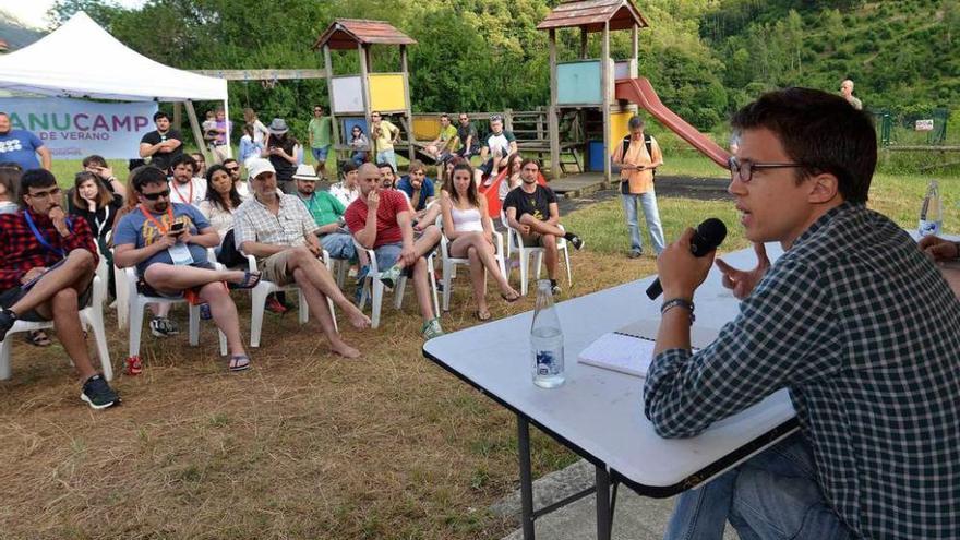 Íñigo Errejón, durante la charla que ofreció en el encuentro de jóvenes que se celebra en Campo de Caso.