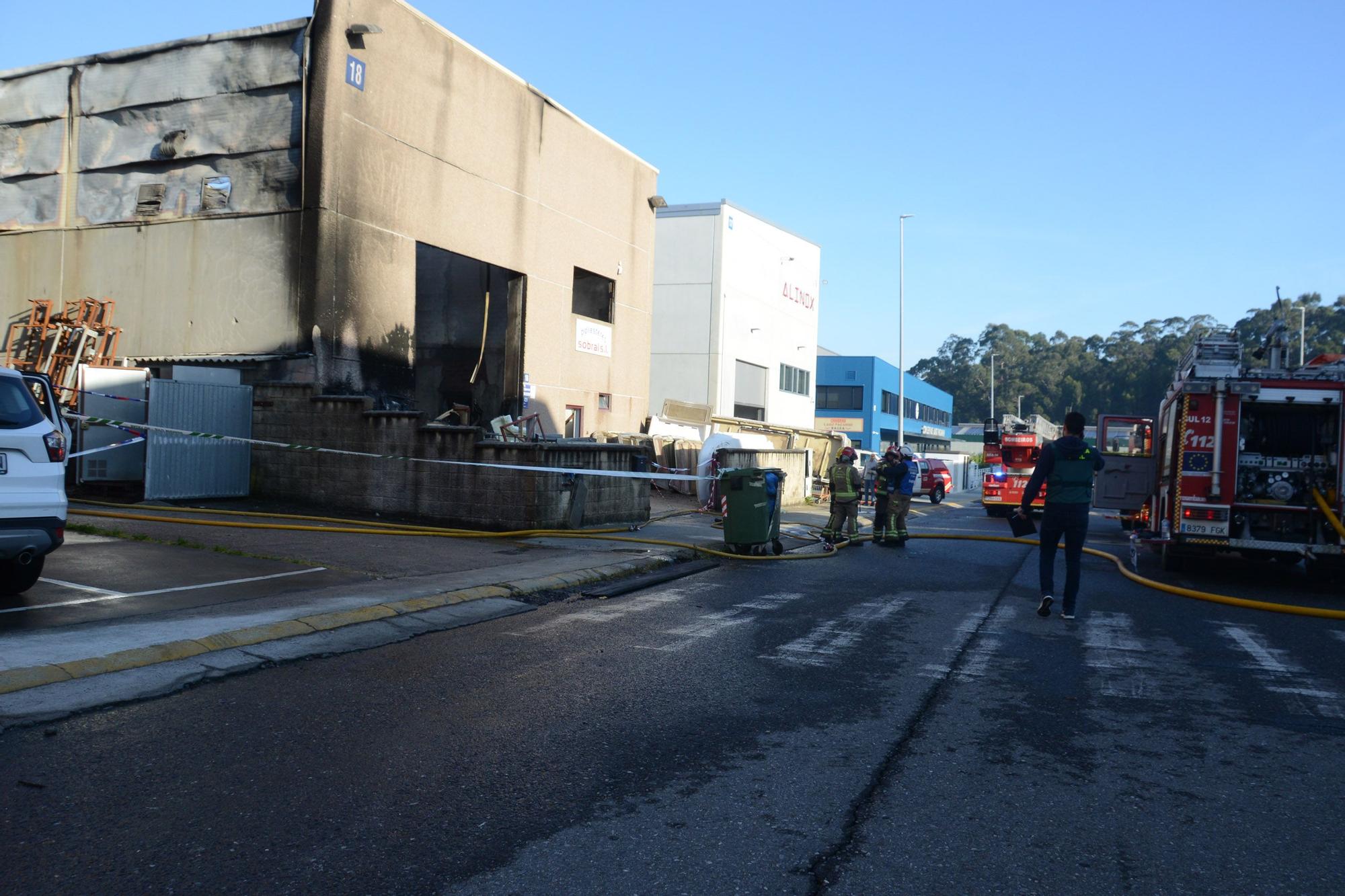 El incendio en una fábrica del polígono de Castiñeiras, en Bueu (I)