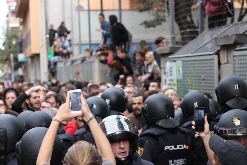 La Policia Nacional desallotja el col·legi Verd de Girona