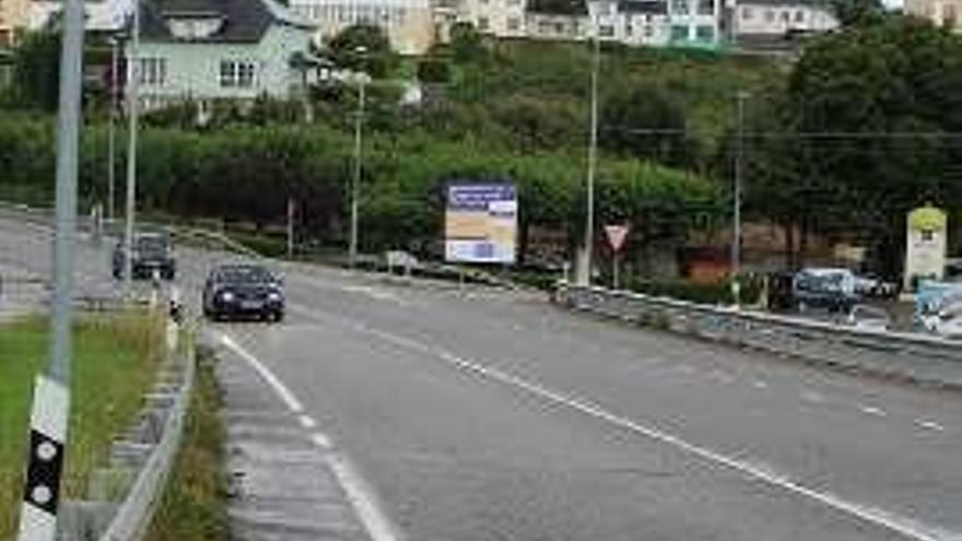 El cruce principal de acceso a Castropol desde la N-640.