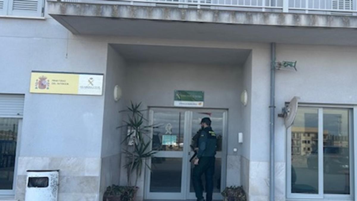 Un agente de la Guardia Civil en el Puesto de Felanitx.