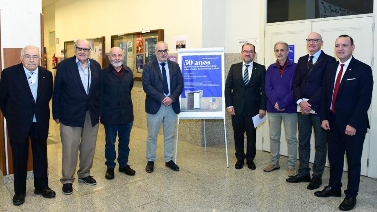 O reitor da Universidade de Santiago e o decano xunto a seis exdecanos de Filosofía