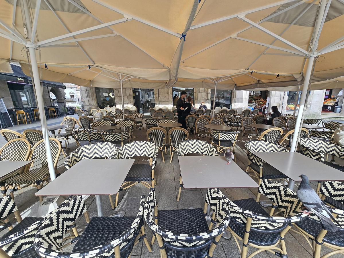 Mesas vacías en la terraza de la cafetería Don Gregorio de la Puerta del Sol