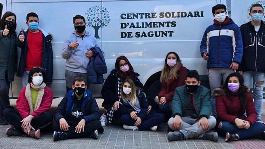 Los alumnos del Aula Oberta durante una recogida de alimentos en el Port de Sagunt. | LEVANTE-EMV