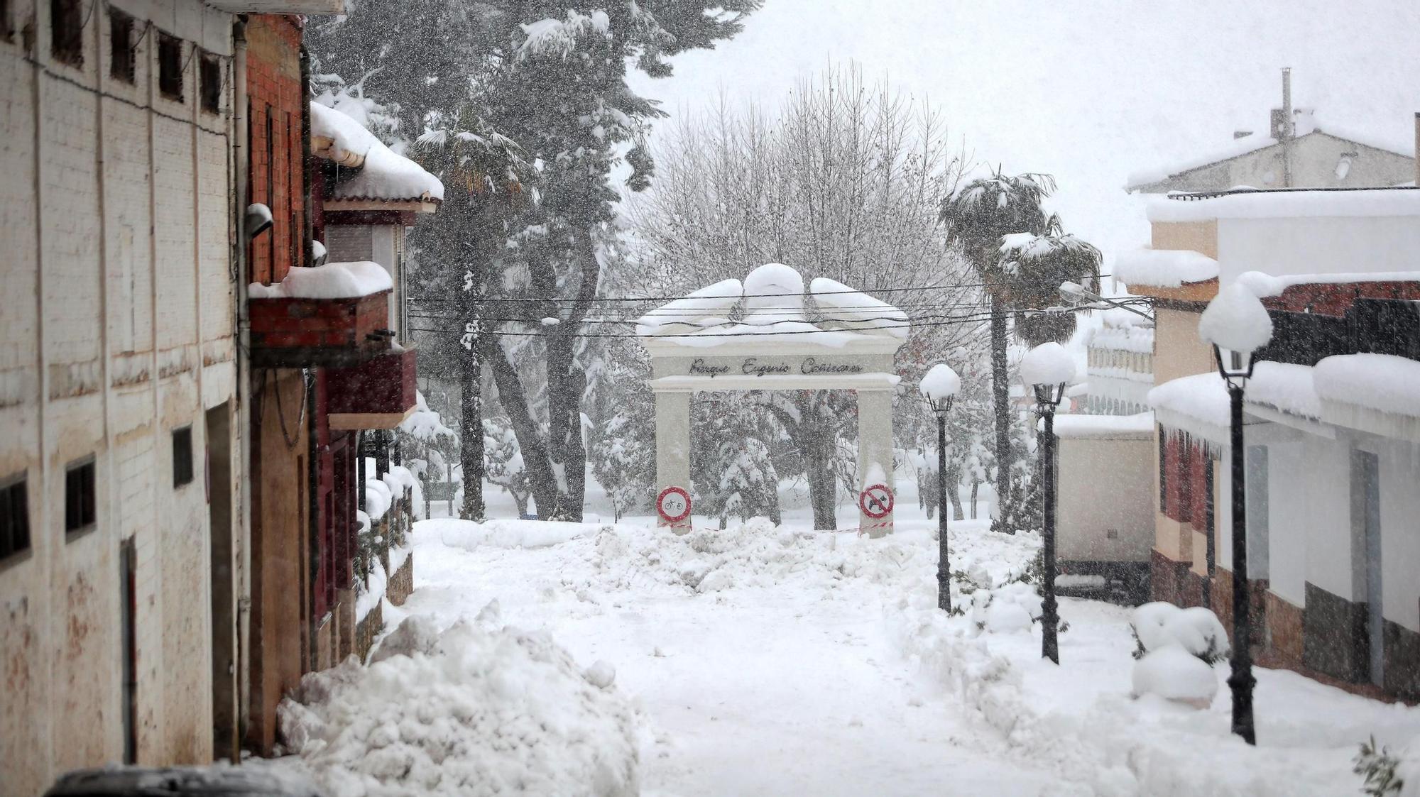 La nieve impide salir de casa en los pueblos del interior de la C. Valenciana