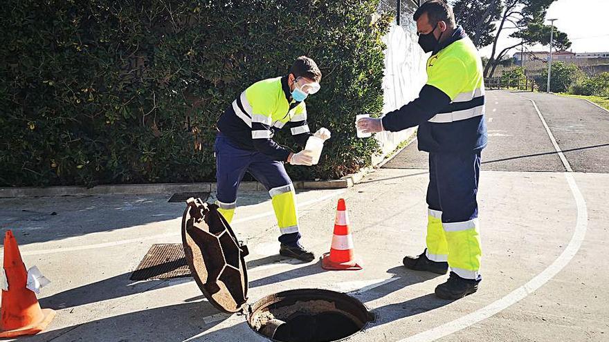 Dos operarios extraen agua fecal en Marratxí.