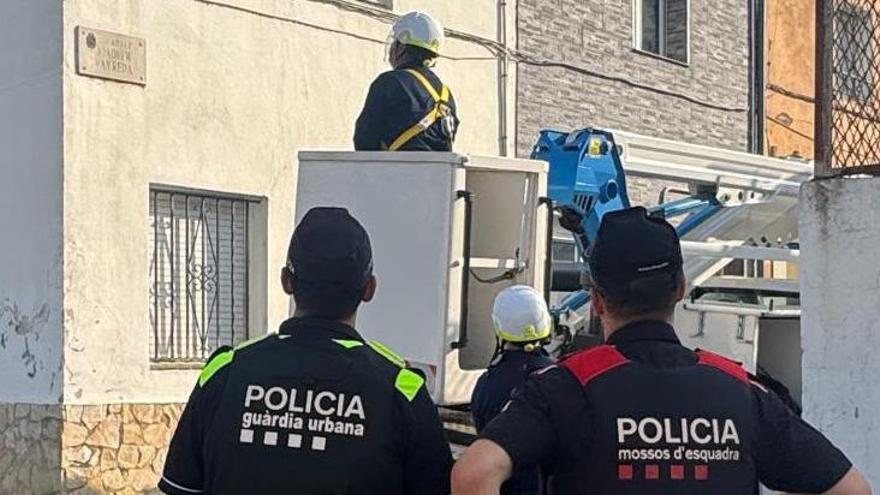 Agents de la Guàrdia Urbana i dels Mossos d'Esquadra amb els treballadors d'Endesa al barri del Culubret de Girona durant el dispositiu antifrau elèctric.