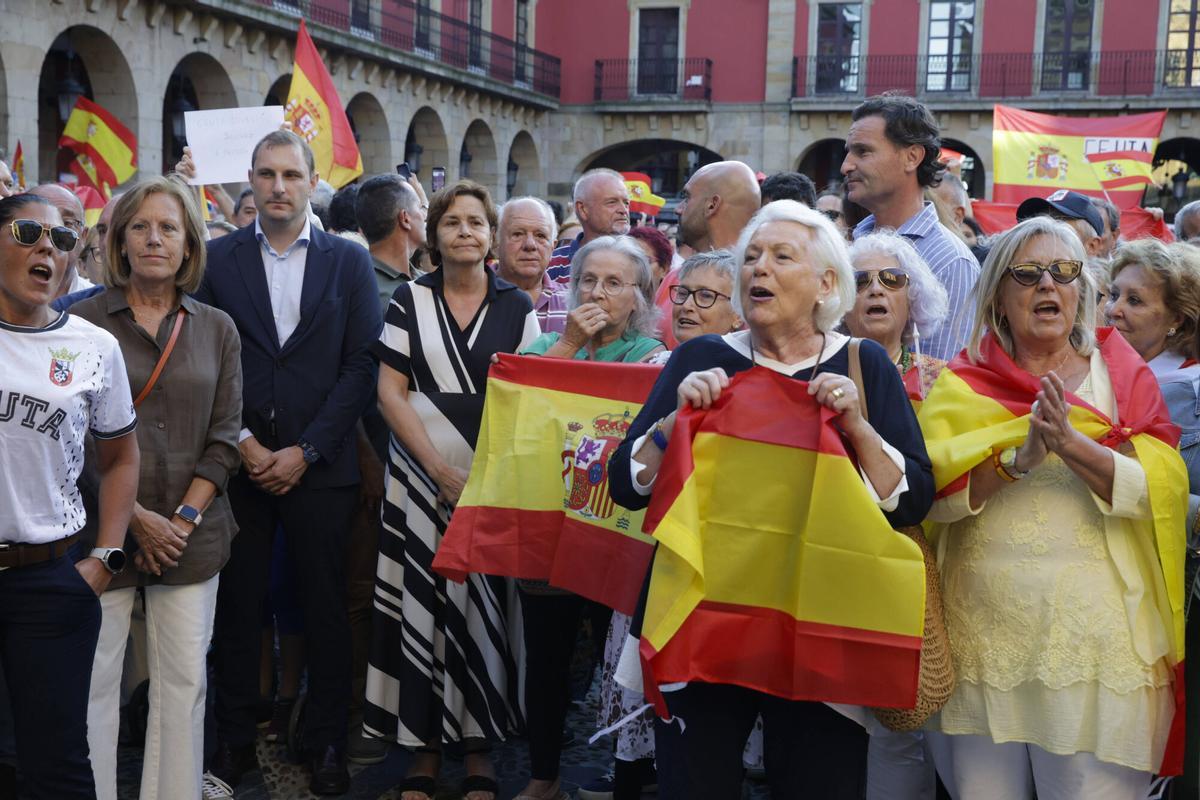 En imágenes: así fue la masiva manifestación en Gijón de apoyo a Ceuta en la plaza Mayor