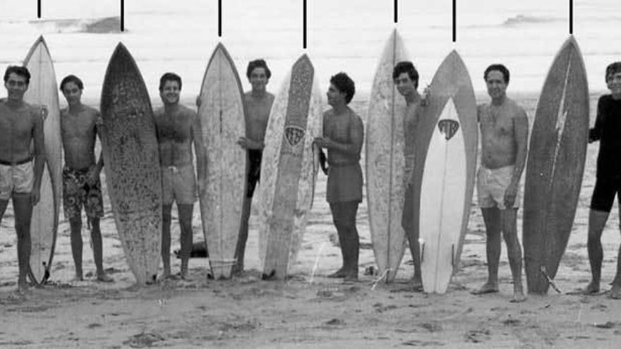 Perico Alonso, quinto por la derecha, junto a otros pioneros del surf. A la izquierda, con su hijo Guillermo y dos de sus trofeos.