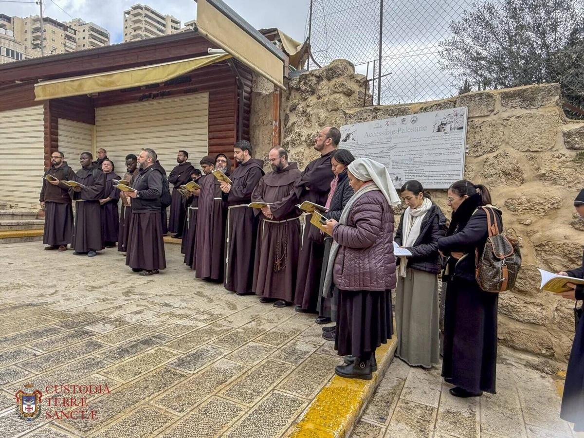 Franciscanos rezando en Betania