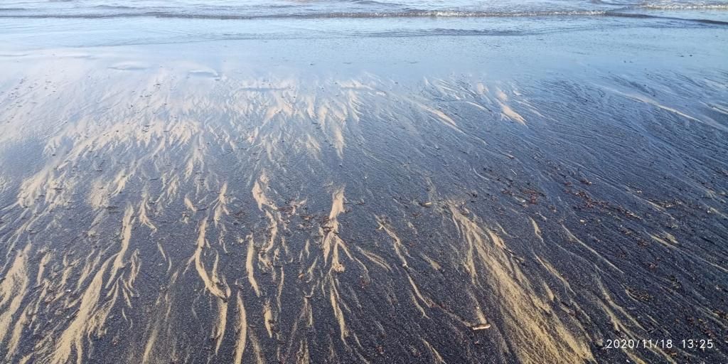 Aparecen grandes manchas negras en la playa de San Lorenzo