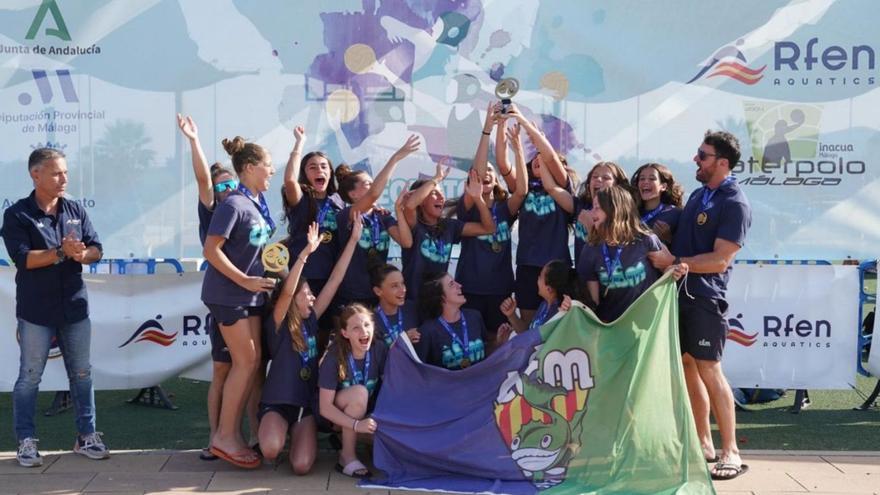 Las chicas del CE Mediterrani celebran su victoria en el Campeonato de España.