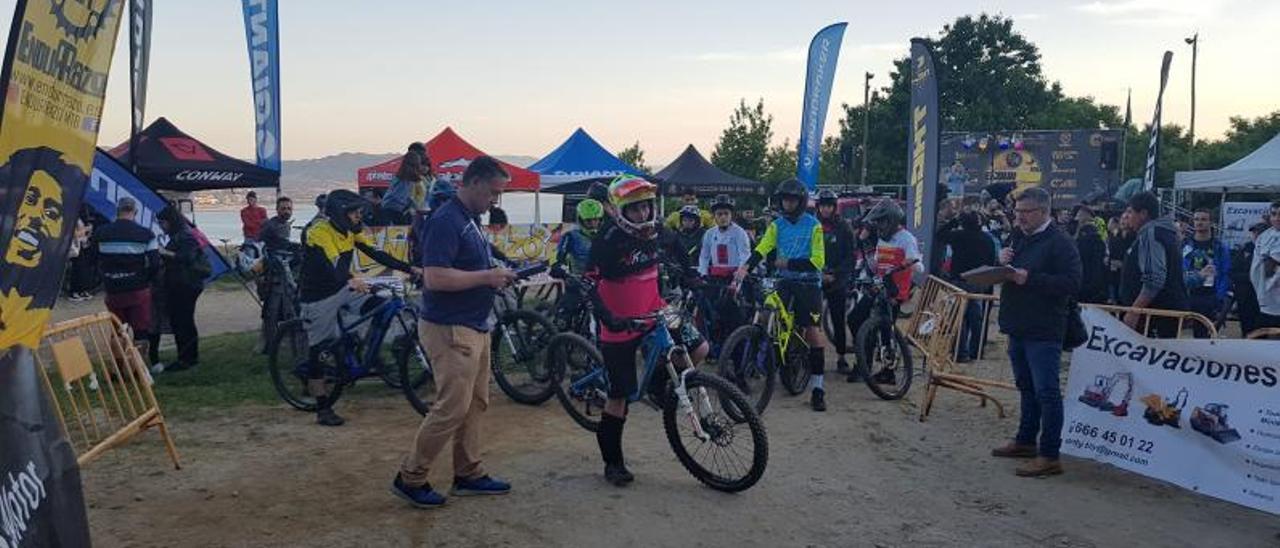 Un grupo de piloto se prepara para salir desde A Paralaia en el tramo nocturno.